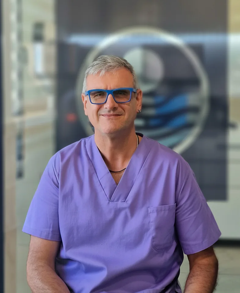 David Camarero en su clínica